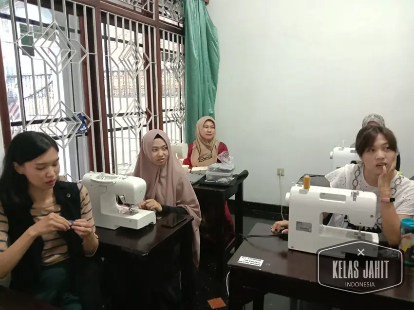 Suasana-Aktiivitas-Kursus-di-Kelas-Jahit-Indonesia-1