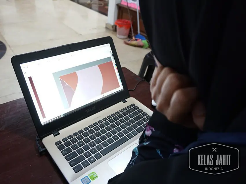 Suasana-Aktiivitas-Kursus-di-Kelas-Jahit-Indonesia-10