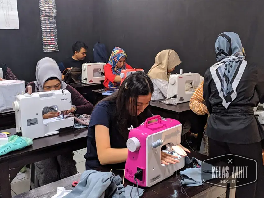 Suasana-Aktiivitas-Kursus-di-Kelas-Jahit-Indonesia-2