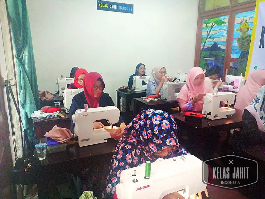 Suasana-Aktiivitas-Kursus-di-Kelas-Jahit-Indonesia-3