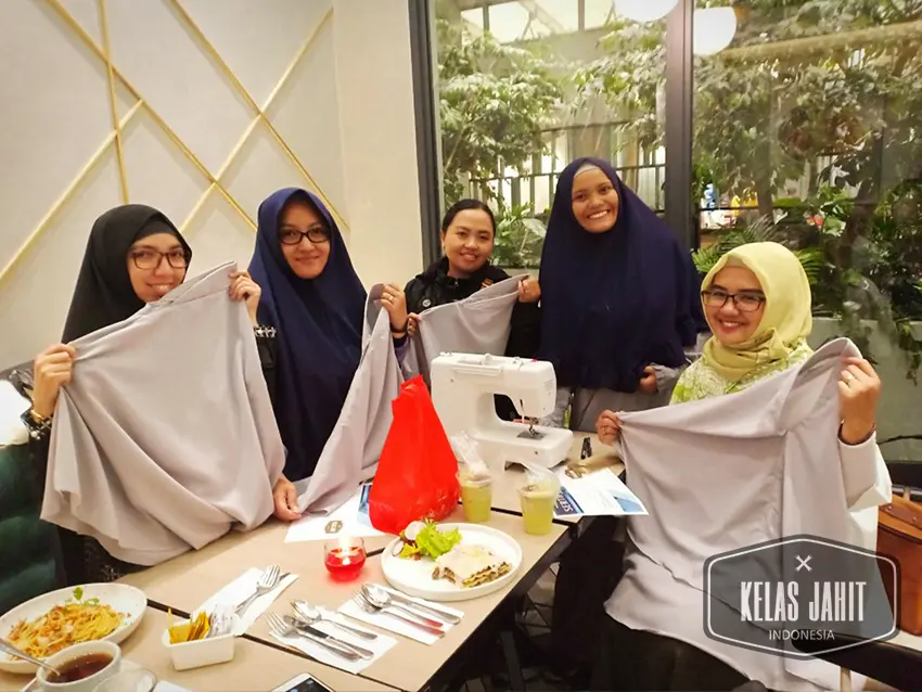 Suasana-Aktiivitas-Kursus-di-Kelas-Jahit-Indonesia-6