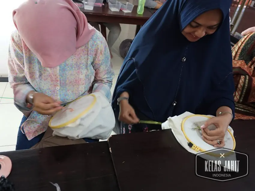 Suasana-Aktiivitas-Kursus-di-Kelas-Jahit-Indonesia-7